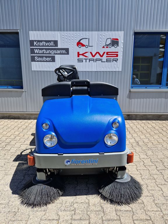 Aufsitz-Kehrsaugmaschine Fiorentini S34B mieten Aufsitz-Kehrsaugmaschine zur Miete