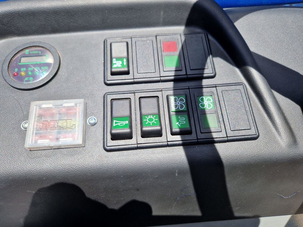 Aufsitz-Kehrsaugmaschine Fiorentini S34B mieten Aufsitz-Kehrsaugmaschine zur Miete