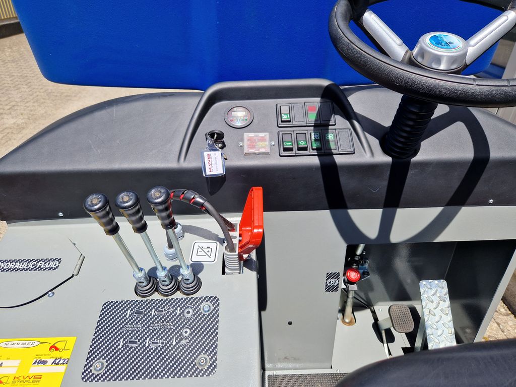 Aufsitz-Kehrsaugmaschine Fiorentini S34B mieten Aufsitz-Kehrsaugmaschine zur Miete