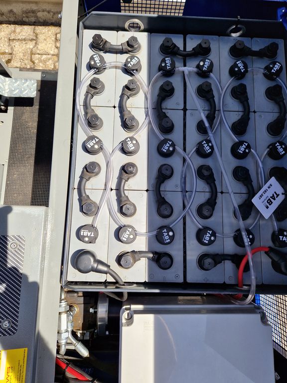 Aufsitz-Kehrsaugmaschine Fiorentini S34B mieten Aufsitz-Kehrsaugmaschine zur Miete