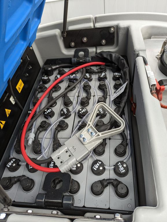 Aufsitz-Scheuersaugmaschine Fiorentini I38UE *Demofahrzeug* mieten Aufsitz-Scheuersaugmaschine zur Miete