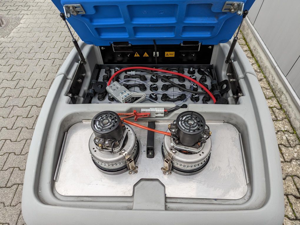 Aufsitz-Scheuersaugmaschine Fiorentini I38UE *Demofahrzeug* mieten Aufsitz-Scheuersaugmaschine zur Miete