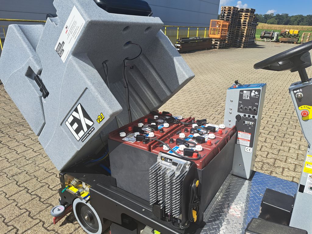 Aufsitz-Scheuersaugmaschine Tomcat EX v2 Disk mieten Aufsitz-Scheuersaugmaschine zur Miete