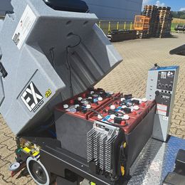 Aufsitz-Scheuersaugmaschine Tomcat EX v2 Disk mieten Aufsitz-Scheuersaugmaschine zur Miete