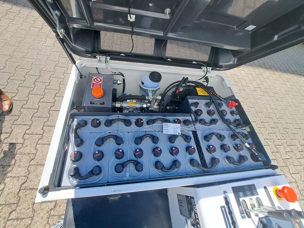 Aufsitz-Kehrsaugmaschine Dulevo 1100 EH mieten Aufsitz-Kehrsaugmaschine zur Miete