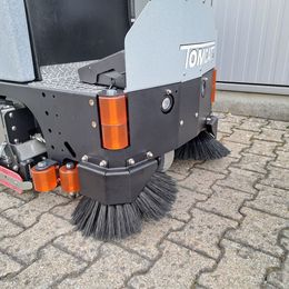 Aufsitz-Scheuersaugmaschine Tomcat CRZ V2 mieten Aufsitz-Scheuersaugmaschine zur Miete