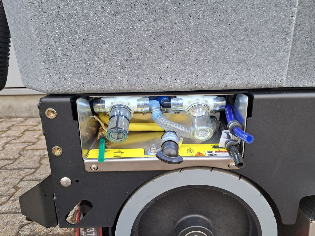 Aufsitz-Scheuersaugmaschine Tomcat CRZ V2 mieten Aufsitz-Scheuersaugmaschine zur Miete