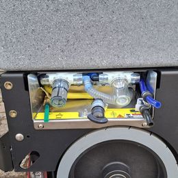 Aufsitz-Scheuersaugmaschine Tomcat CRZ V2 mieten Aufsitz-Scheuersaugmaschine zur Miete