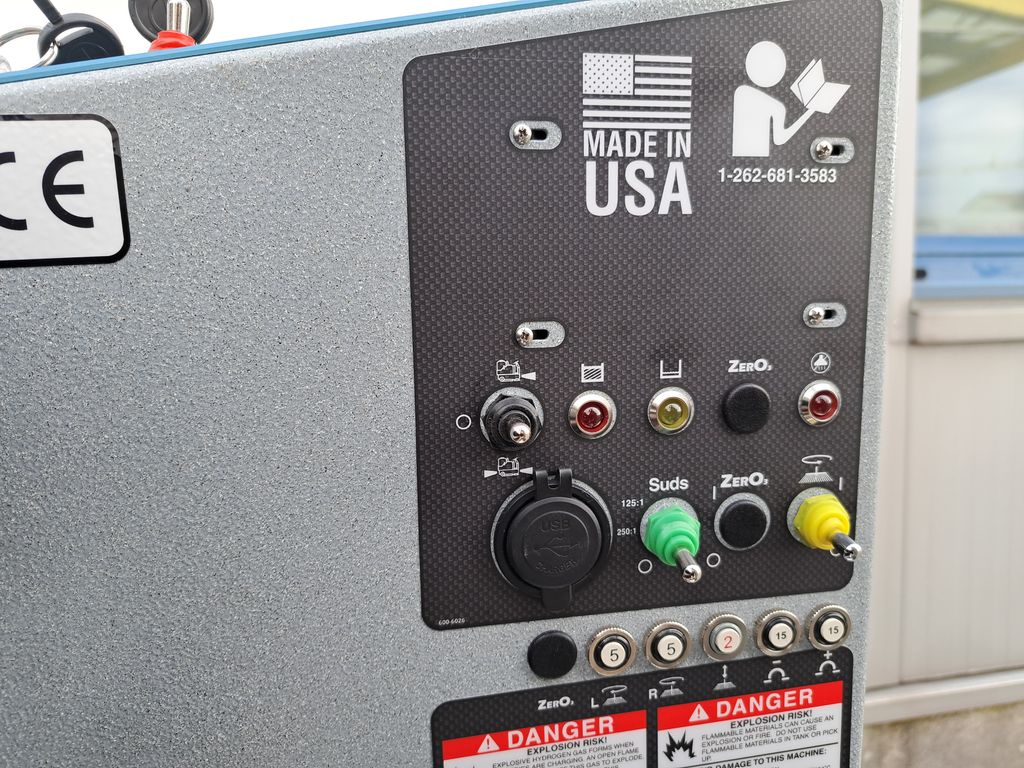 Aufsitz-Scheuersaugmaschine Tomcat CRZ V2 mieten Aufsitz-Scheuersaugmaschine zur Miete