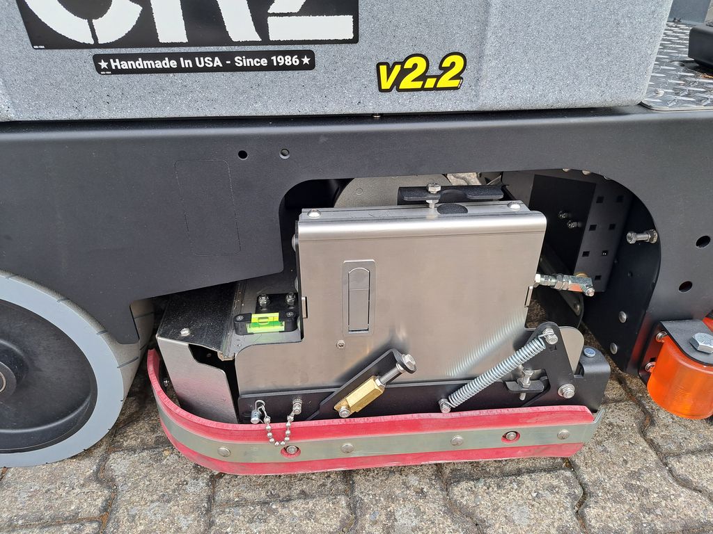 Aufsitz-Scheuersaugmaschine Tomcat CRZ V2 mieten Aufsitz-Scheuersaugmaschine zur Miete