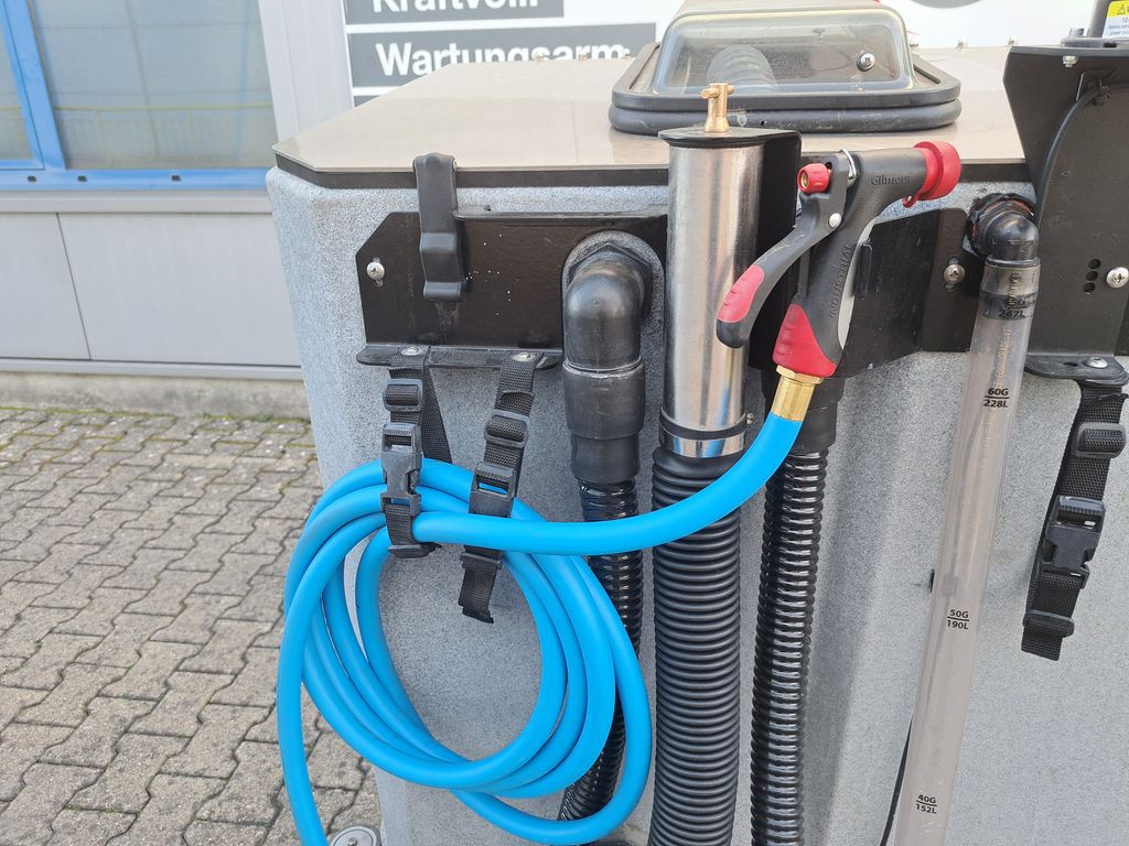 Aufsitz-Scheuersaugmaschine Tomcat XR 40-D Disk mieten Aufsitz-Scheuersaugmaschine zur Miete