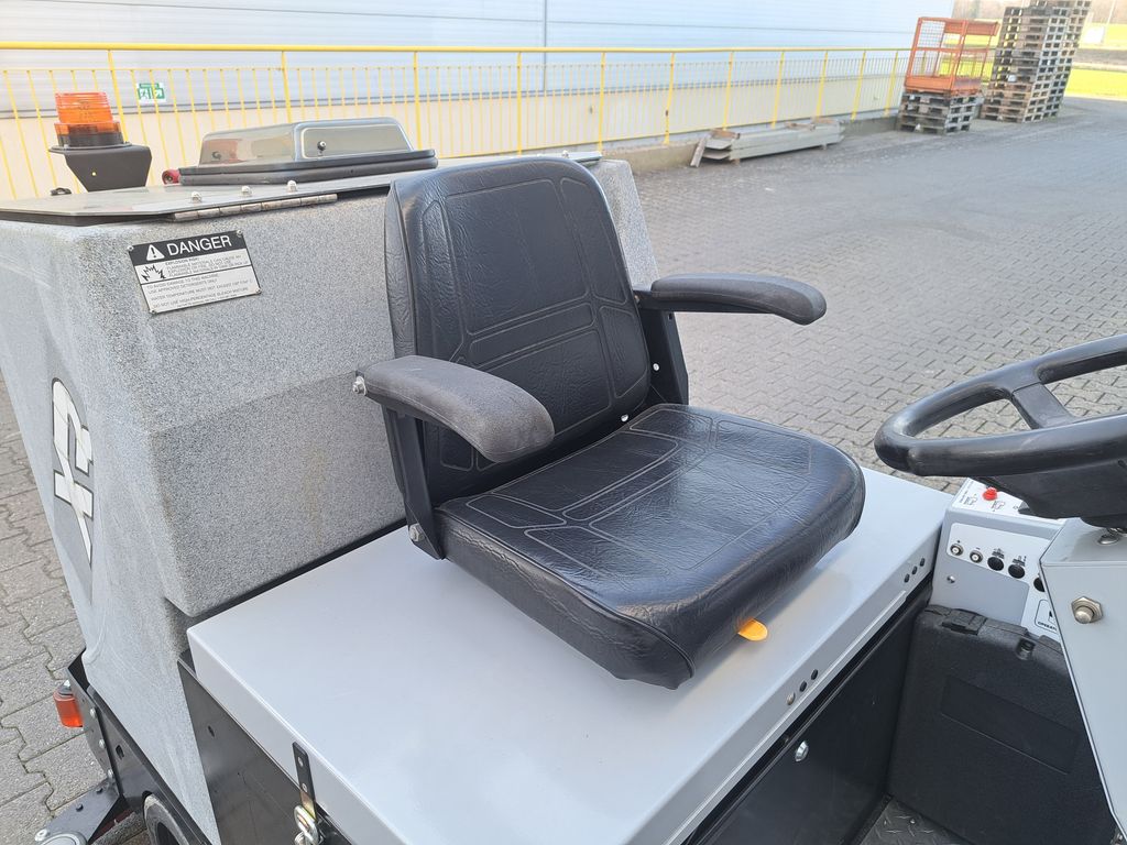 Aufsitz-Scheuersaugmaschine Tomcat XR 40-D Disk mieten Aufsitz-Scheuersaugmaschine zur Miete