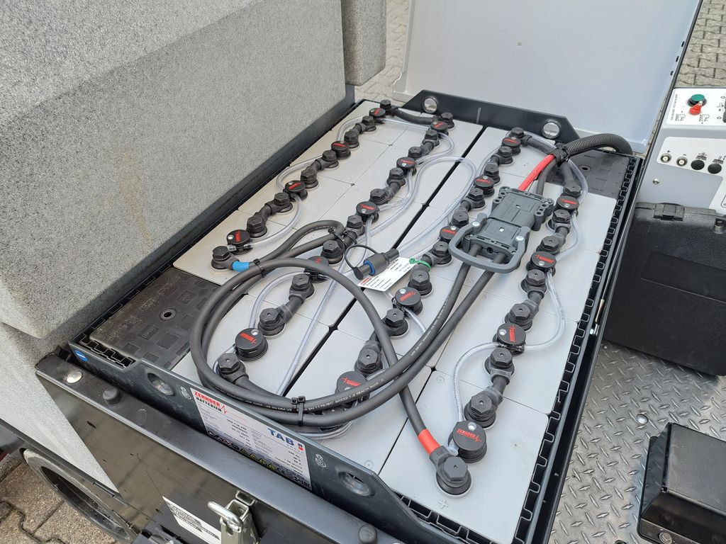 Aufsitz-Scheuersaugmaschine Tomcat XR 40-D Disk mieten Aufsitz-Scheuersaugmaschine zur Miete