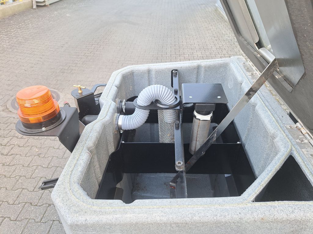 Aufsitz-Scheuersaugmaschine Tomcat XR 40-D Disk mieten Aufsitz-Scheuersaugmaschine zur Miete