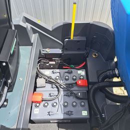 Aufsitz-Scheuersaugmaschine Tomcat MMG Cylindrical PLUS mieten Aufsitz-Scheuersaugmaschine zur Miete