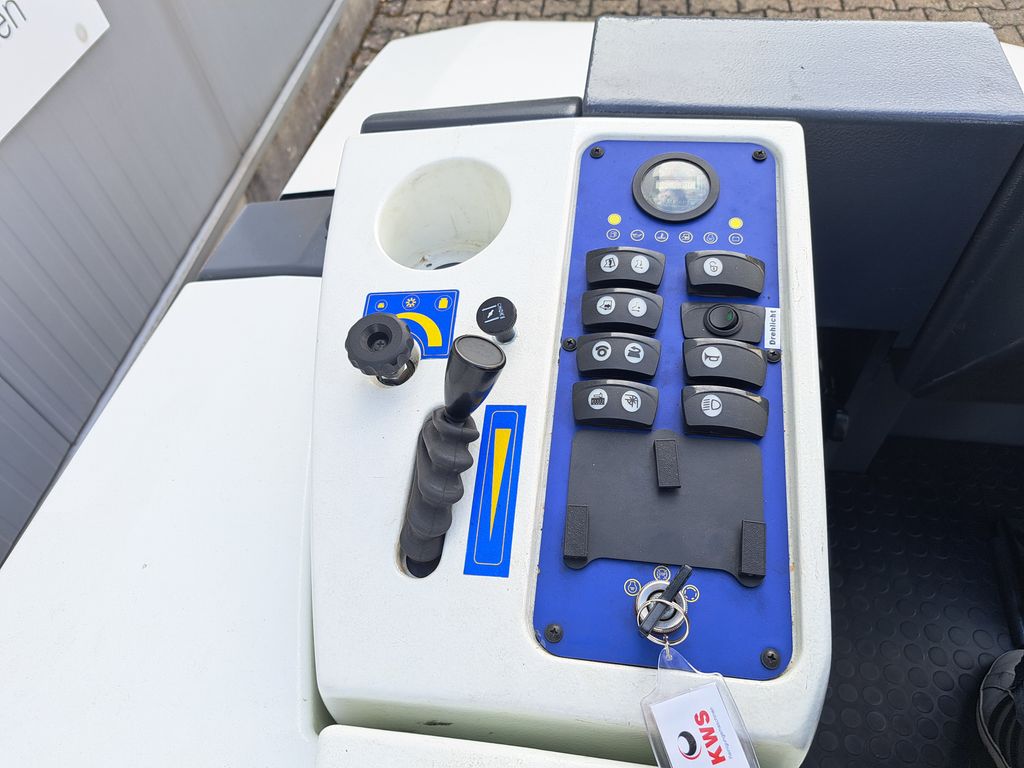 Aufsitz-Kehrsaugmaschine Dulevo 90 BK mieten Aufsitz-Kehrsaugmaschine zur Miete